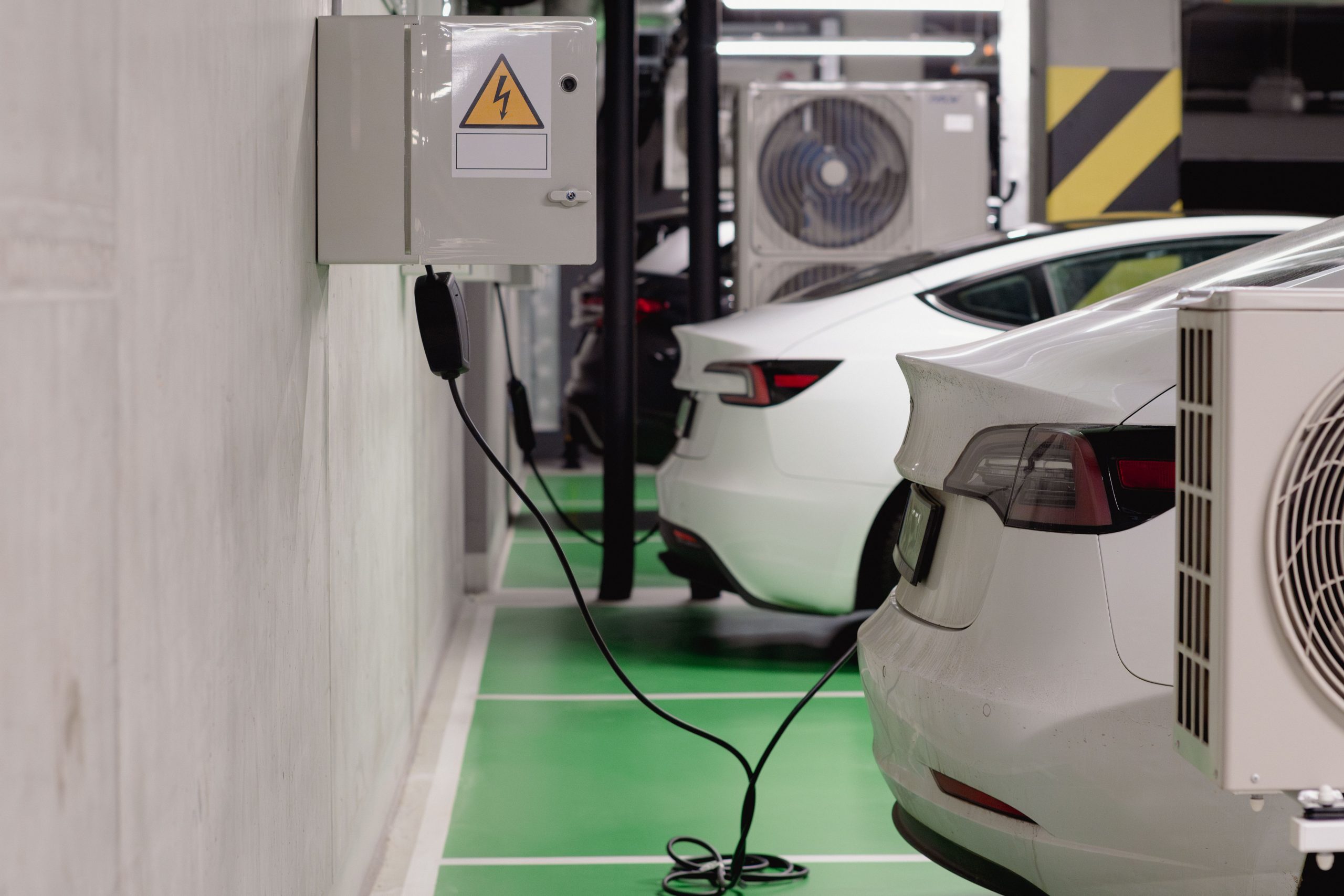 Multiple electric vehicles charging, illustrating load balancing across chargers